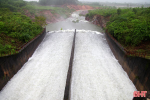 Hồ Kẻ Gỗ tăng lưu lượng xả tràn từ 6h sáng nay