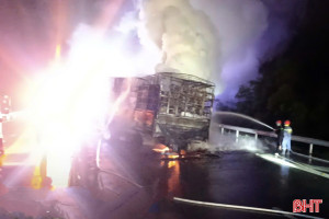 Xe tải bốc cháy trên cao tốc ở Hà Tĩnh