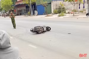 Cô gái tử vong sau vụ xe máy va chạm xe tải