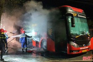 Xe khách chở 17 người, bốc cháy trên QL 1 qua Hà Tĩnh