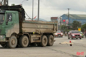 Xe tải va chạm xe máy trên QL1 ở Hà Tĩnh, 1 người tử vong 