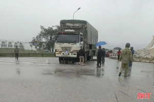 2 người đi xe máy bị xe tải cuốn vào gầm, một bị thương nặng