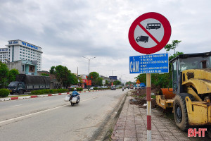 Khó hiểu biển cấm xe khách hợp đồng, du lịch vào nội đô Hà Tĩnh