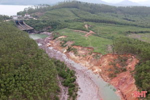 Hạ tràn hồ Kẻ Gỗ sạt lở, cuốn trôi nhiều diện tích đất 