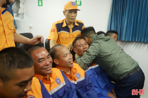 Lời kể của thuyền viên sau gần 15 tiếng vật lộn với sóng dữ trên biển