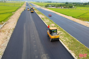 Thảm nhựa tuyến đường 575 tỷ đồng kết nối TP Hà Tĩnh với cao tốc