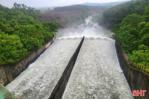 Hồ Kẻ Gỗ xả tràn, nhiều hồ chứa sắp được điều tiết hạ thấp mực nước