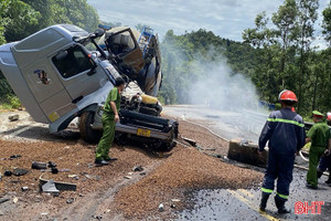 Hai xe đầu kéo hư hỏng sau tai nạn, tài xế bị thương nặng 