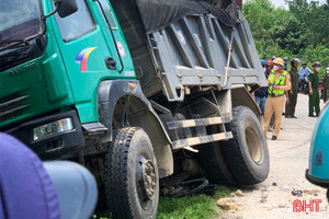 Xe tải va chạm xe gắn máy, nam sinh 12 tử vong thương tâm