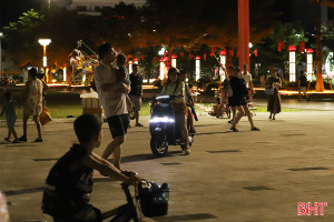 Xe cộ lấn sân chơi tại quảng trường ở TP Hà Tĩnh