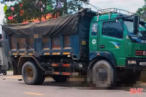 Xe tải va chạm xe máy điện, 2 mẹ con ở Hà Tĩnh tử vong