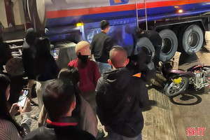 Xe bồn va chạm xe máy, 1 người tử vong trong đêm