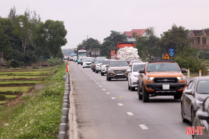 Xe nối hàng dài, di chuyển khó khăn trên quốc lộ 1 qua Hà Tĩnh