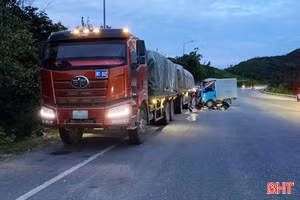 Vợ tử vong, chồng bị thương nặng khi xe tải tông xe đầu kéo trên QL 12C ở Hà Tĩnh