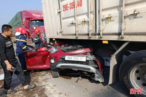 Xe con bẹp dúm sau tai nạn liên hoàn trên đường tránh Kỳ Anh, 3 người bị thương nặng