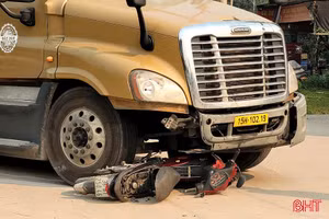 Xe container va chạm xe máy, 2 người bị thương nặng