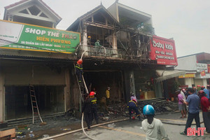 Cháy cửa hàng kinh doanh đồ mẹ và bé ở Hà Tĩnh