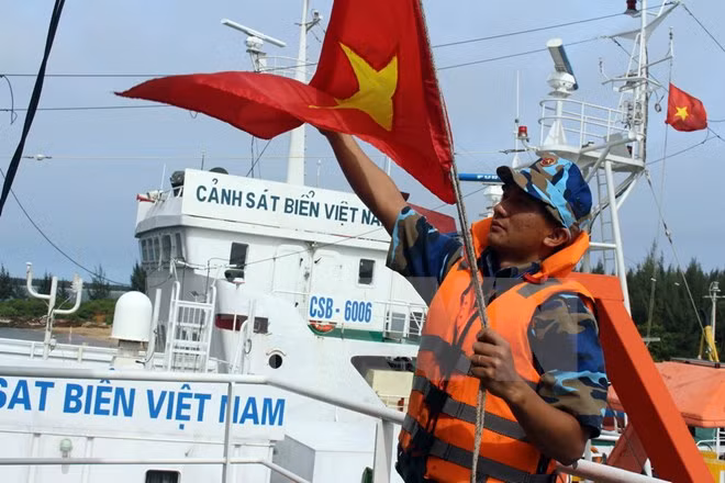 don xuan moi cung chien sy tren tau canh sat bien viet nam