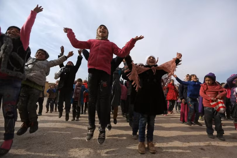 photo is thao chay tre em syria quay tro lai truong