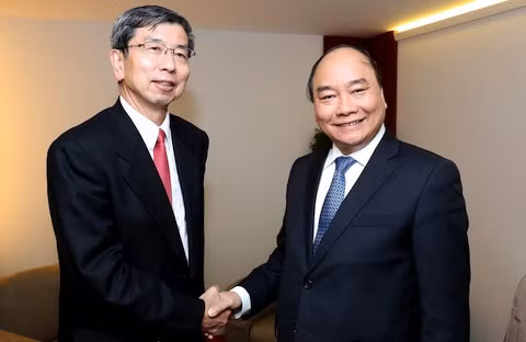 Thủ tướng Nguyễn Xuân Phúc và Chủ tịch Ngân hàng Phát triển châu Á (ADB) Tahehiko Nakao. viet nam ky thoa thuan hop tac voi dien dan kinh te the gioi