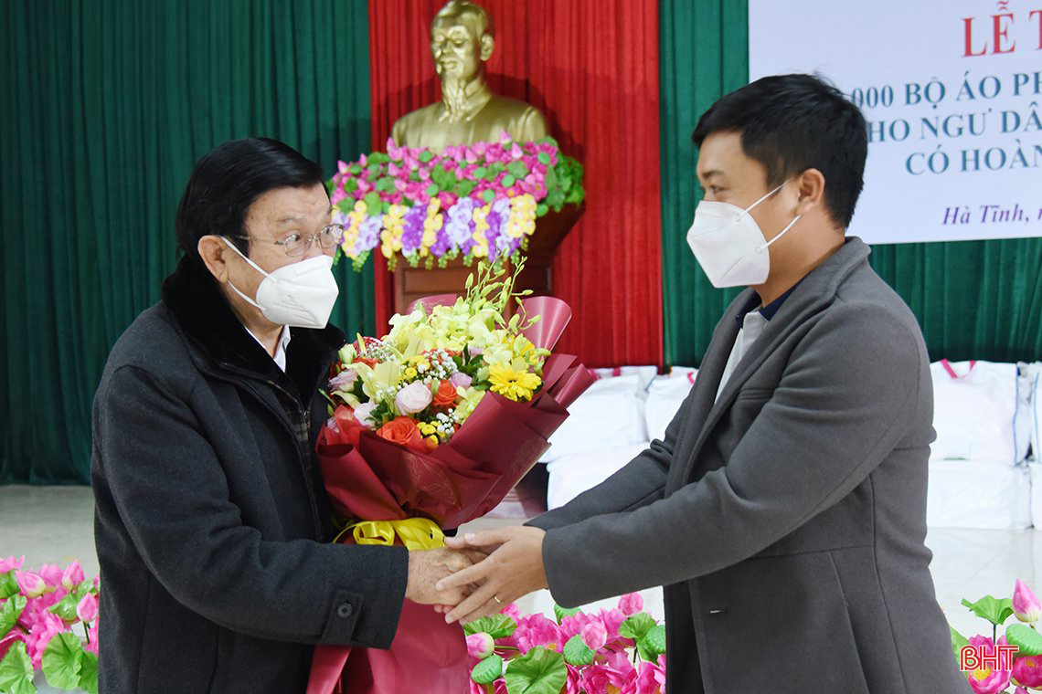 Nguyên Chủ tịch nước Trương Tấn Sang trao tặng áo phao cứu sinh đa năng cho ngư dân khó khăn ở Hà Tĩnh