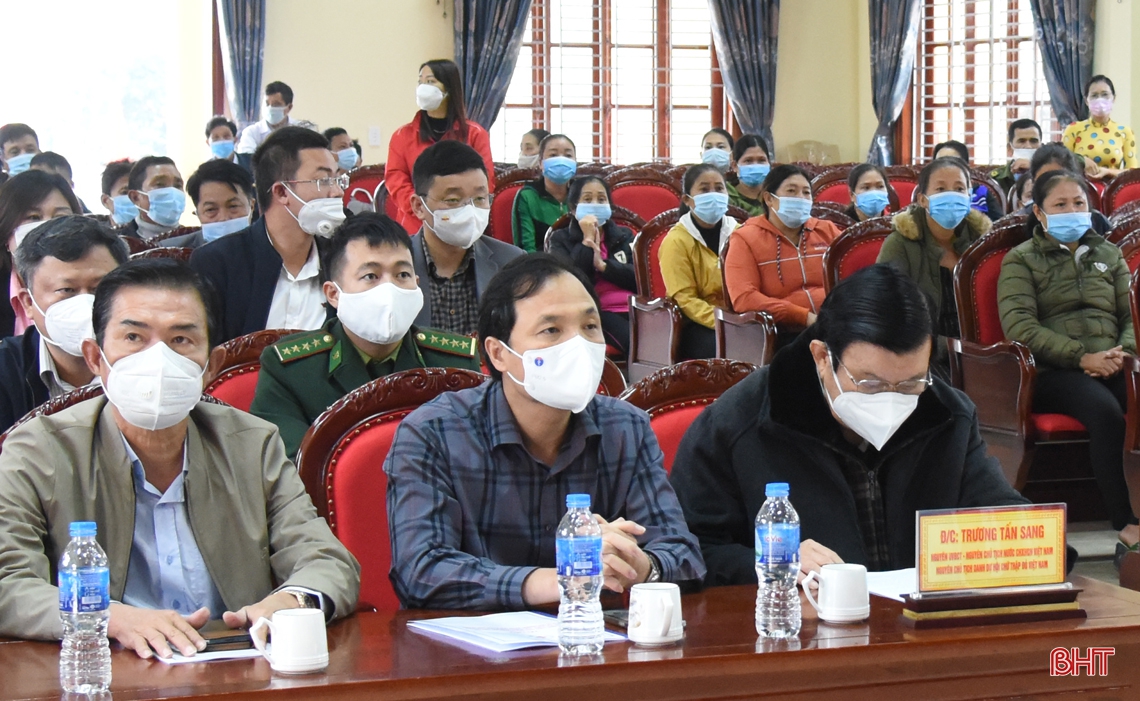 Nguyên Chủ tịch nước Trương Tấn Sang trao tặng áo phao cứu sinh đa năng cho ngư dân khó khăn ở Hà Tĩnh