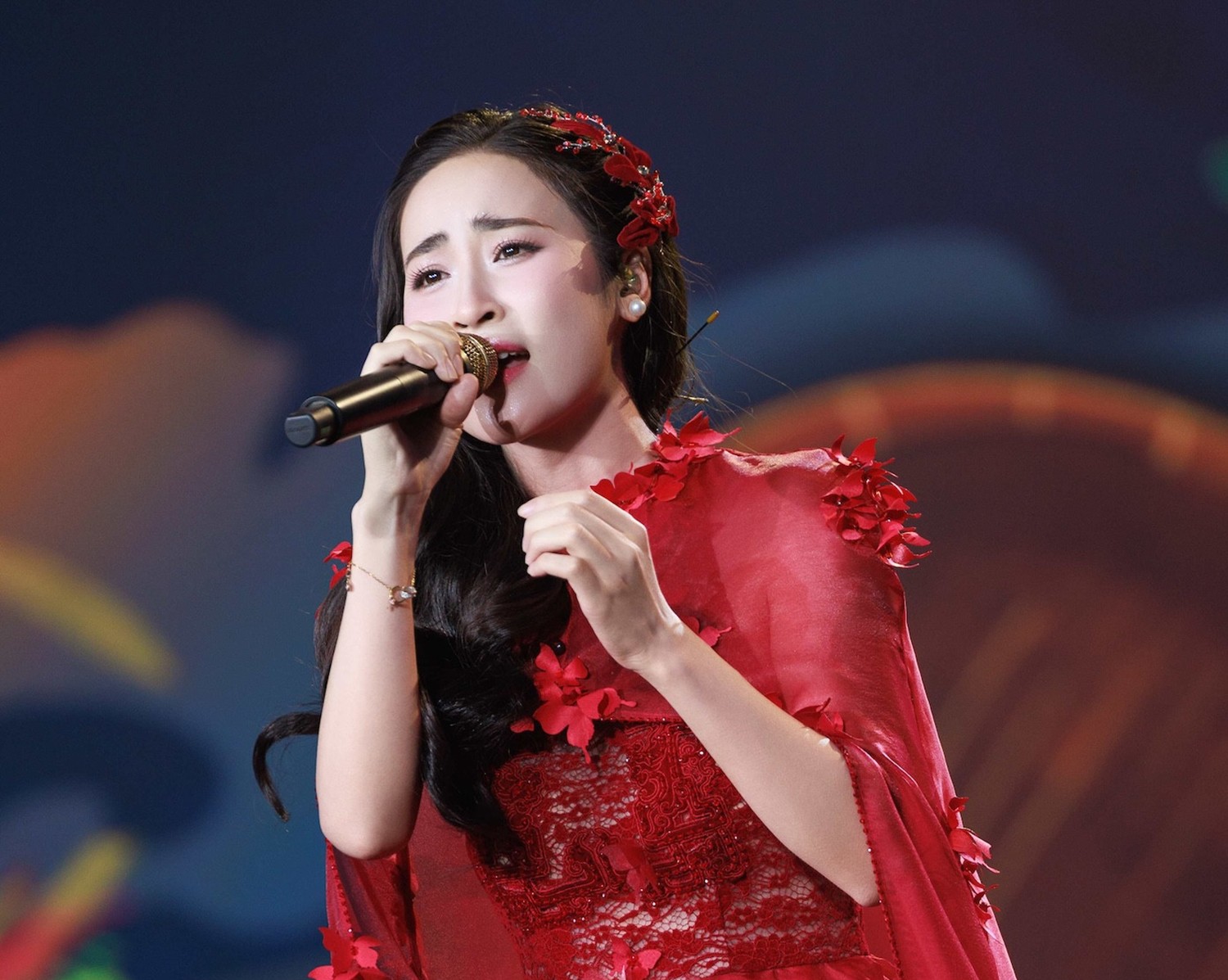 hoang-thu-ha.jpg