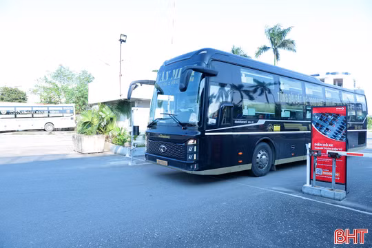 Thu phí không dùng tiền mặt, phương tiện ra vào Bến xe Hà Tĩnh chưa đến 30 giây