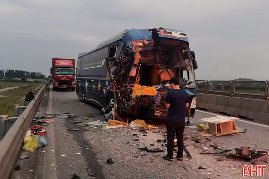 Xe khách va chạm xe đầu kéo trên cao tốc qua Hà Tĩnh, 5 người bị thương