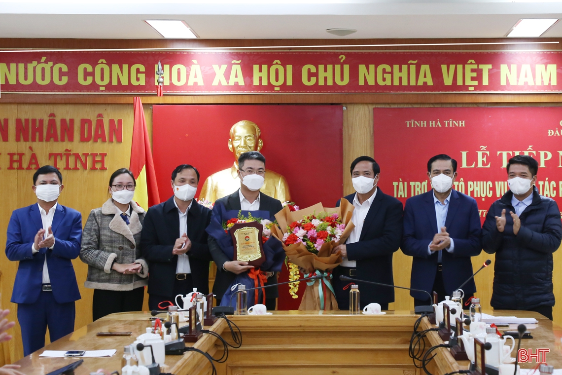 Hà Tĩnh tiếp nhận 10 xe ô tô phục vụ phòng, chống dịch COVID-19 do doanh nghiệp Hưng Yên tài trợ