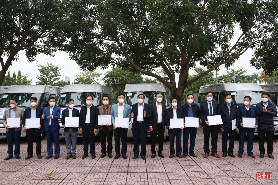 Hà Tĩnh tiếp nhận 10 xe ô tô phục vụ phòng, chống dịch COVID-19 do doanh nghiệp Hưng Yên tài trợ