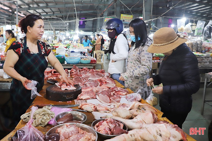 Trung bình mỗi ngày bà Lê Thị Thủy bán 2 - 3 tạ thịt lợn.