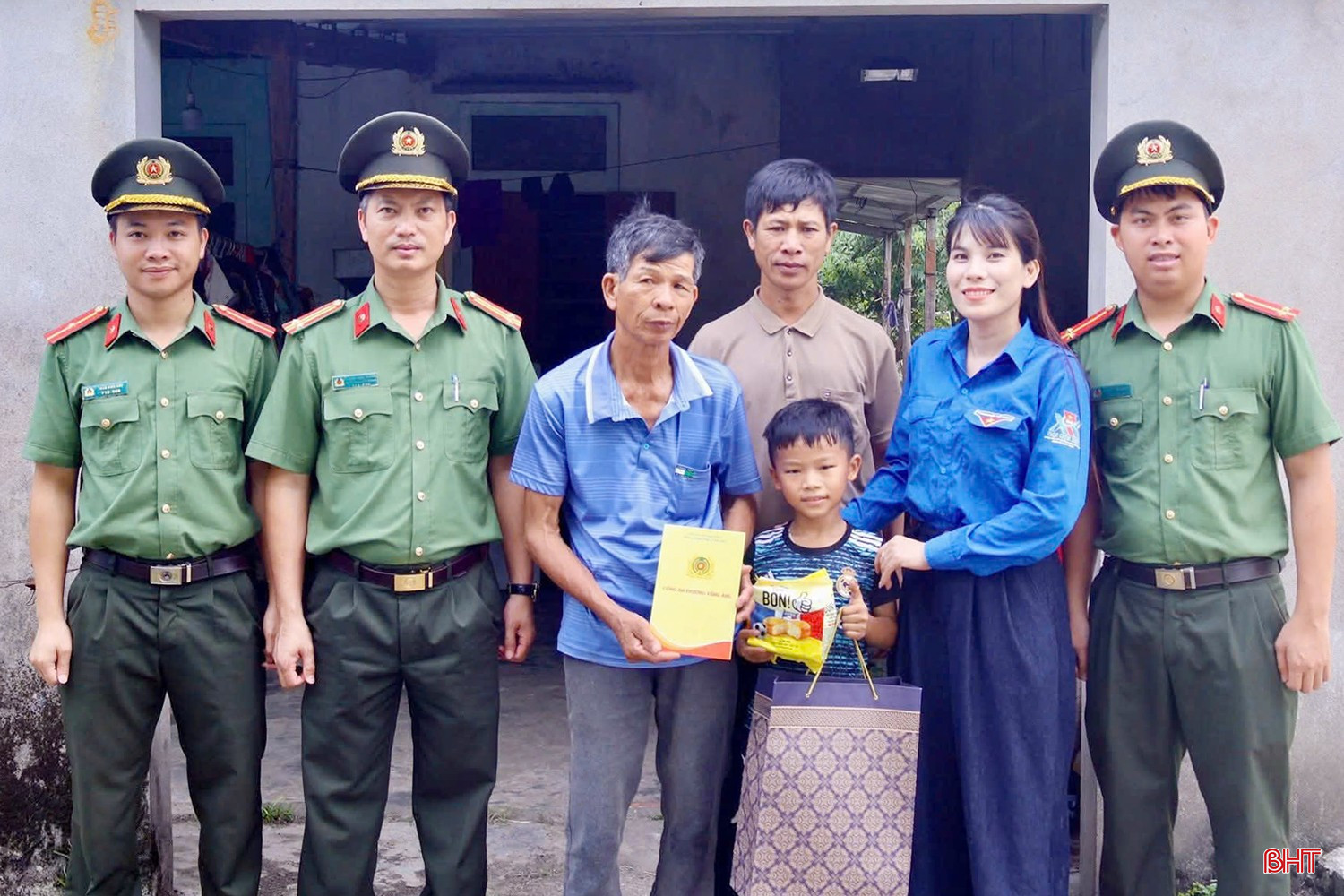 bqbht_br_doan-phuong-vung-ang-phoi-hop-voi-cong-an-phuong-tang-qua-cho-cac-em-nho-gap-hoan-canh-kho-khan-tren-dia-ban-nhan-dip-ngay-quoc-te-thieu-nhi-1-6.jpg
