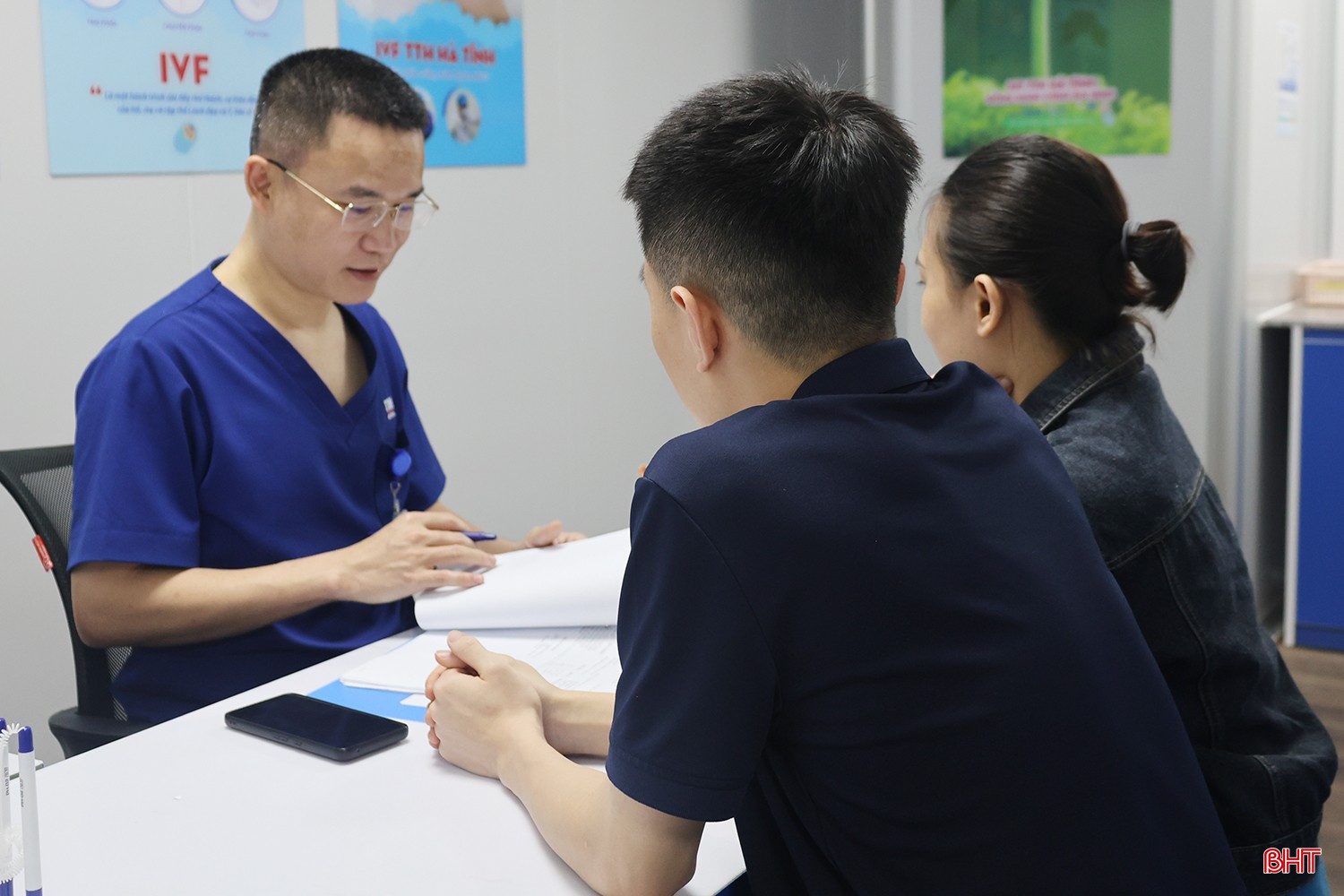 Bác sĩ tại Bệnh viện Đa khoa TTH Hà Tĩnh tư vấn về việc khám sức khoẻ tiền hôn nhân cho các cặp đôi.