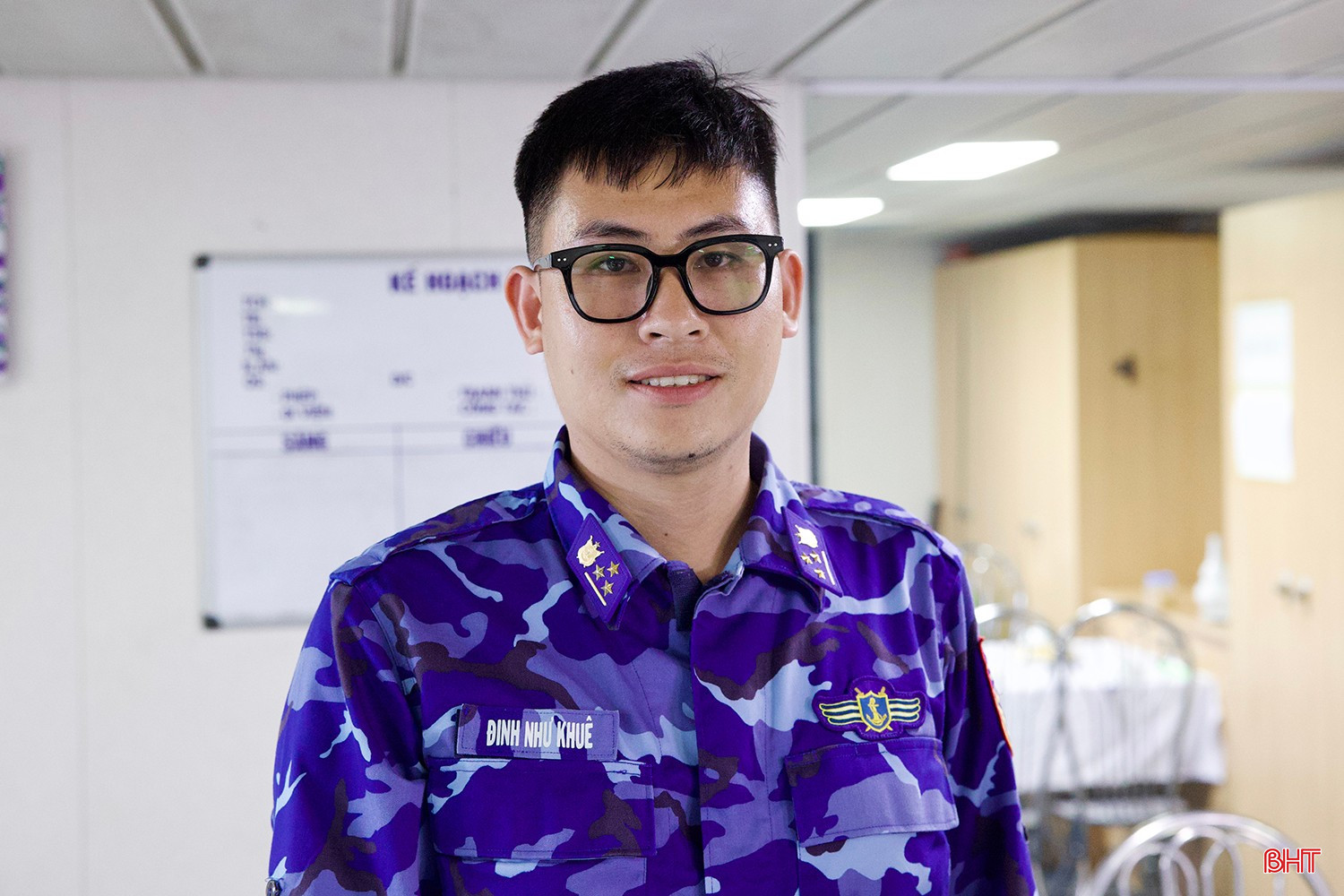 Thượng úy Đinh Như Khuê - nhân viên Ngành 5 (tàu Cảnh sát biển 8004) cho biết: "Để bảo đảm bữa ăn cho số lượng người đông, thời gian dài ngày trên biển là một việc không hề đơn giản. Khó nhất là việc bảo quản rau xanh và các loại thực phẩm. Muốn được tươi lâu, rau phải được để ráo nước trước khi đưa vào bảo quản ở kho mát. Đối với các loại như: thịt, cá... phải chọn hàng tươi ngon. Do khối lượng thực phẩm lớn nên quá trình cấp đông thường xuyên được kiểm tra nhiệt độ và đảo vị trí".