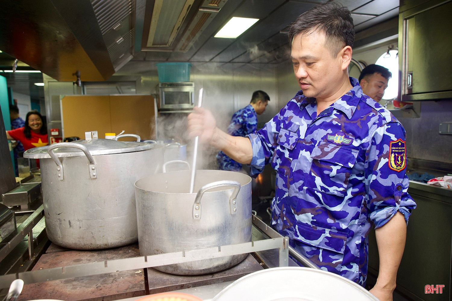 Mỗi ngày, các "anh nuôi" đã chế biến hàng trăm suất ăn cho thành viên trên tàu. Trong điều kiện thời tiết thất thường, việc bảo quản thực phẩm luôn được thực hiện nghiêm ngặt, khoa học nhằm bảo đảm độ tươi ngon.