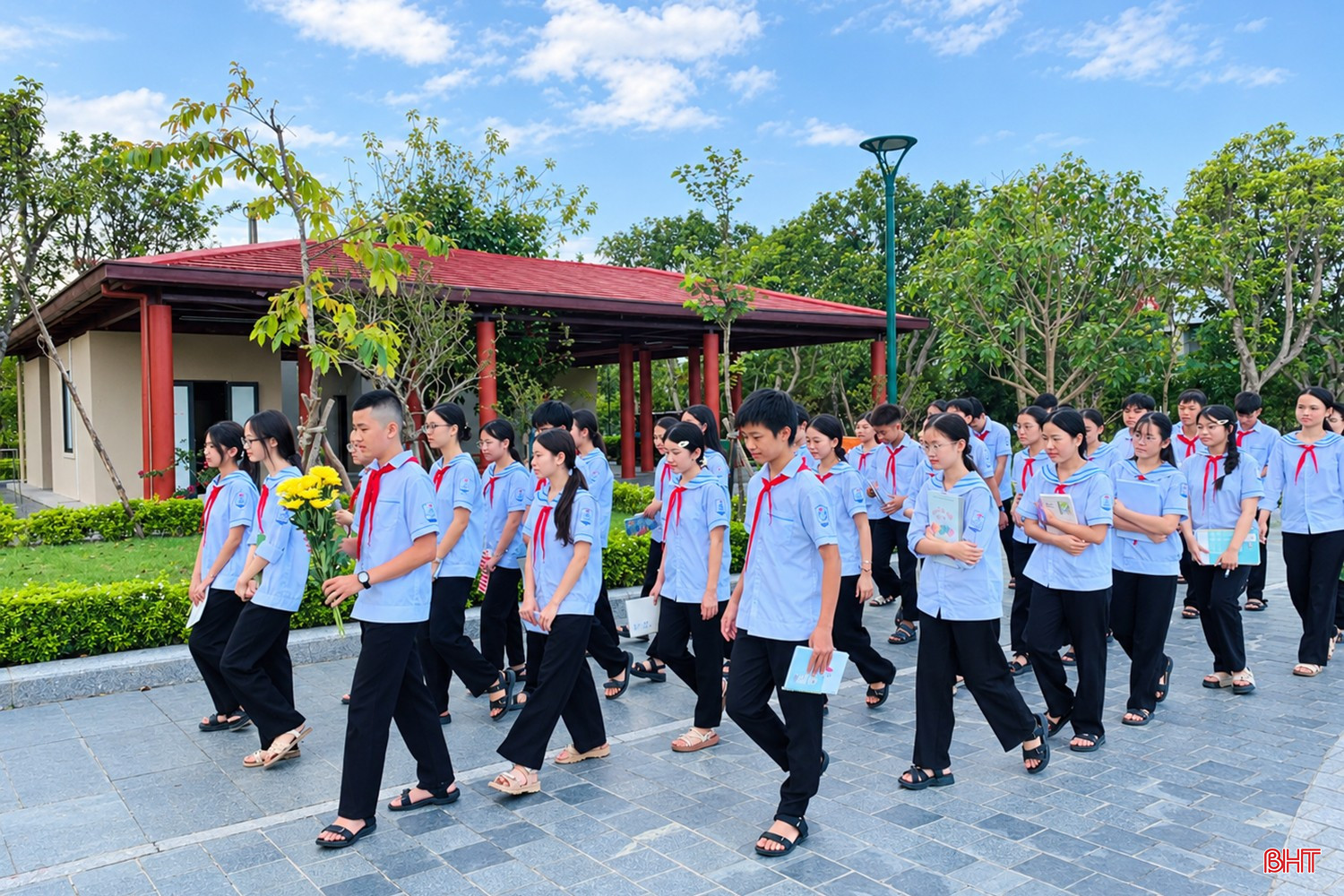 bqbht_br_hoc-sinh-vao-nghia-trang.jpg