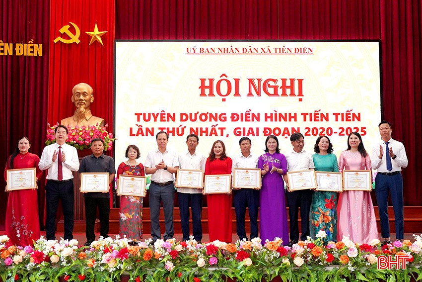 Lãnh đạo xã Tiên Điền trao giấy khen cho các tập thể...