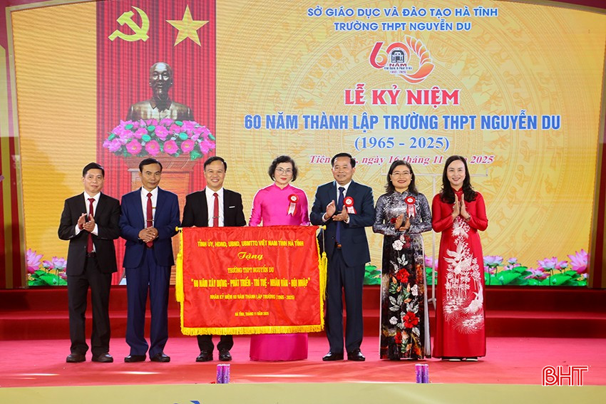 Nhà trường đón nhận bức trướng của Tỉnh ủy - HĐND - UBND - Ủy ban MTTQ tỉnh.