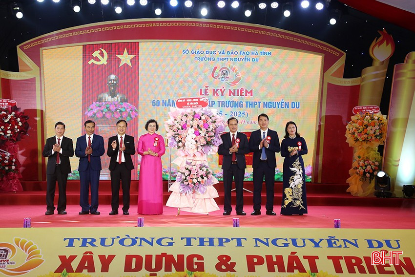 Lãnh đạo xã Tiên Điền tặng hoa chúc mừng Trường THPT Nguyễn Du.