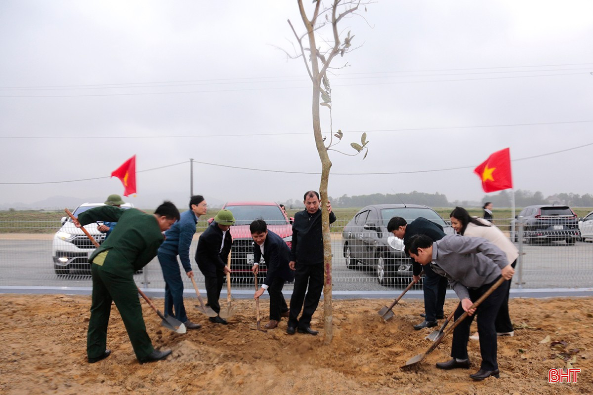 Lãnh đạo và cán bộ huyện tham gia trồng cây đầu xuân.