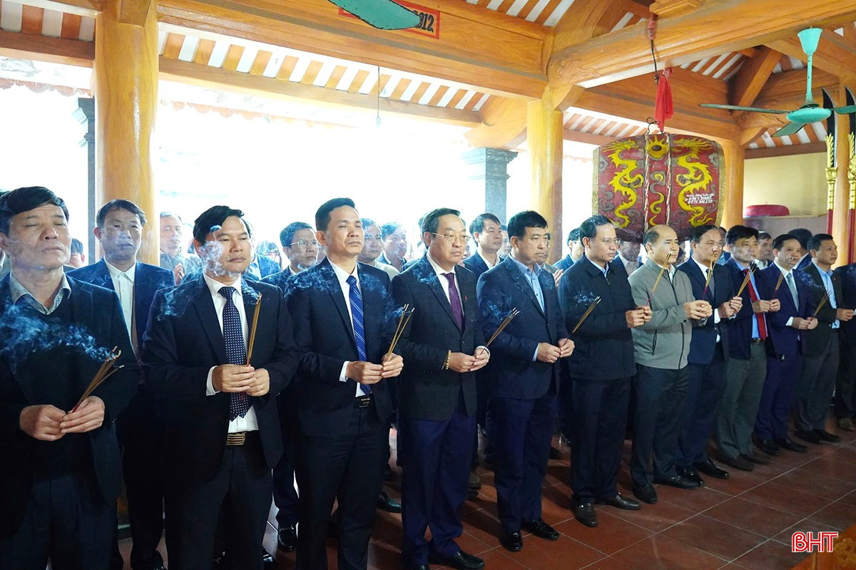 Lãnh đạo tỉnh và huyện dâng hương tại Đình Hoa Vân Hải.