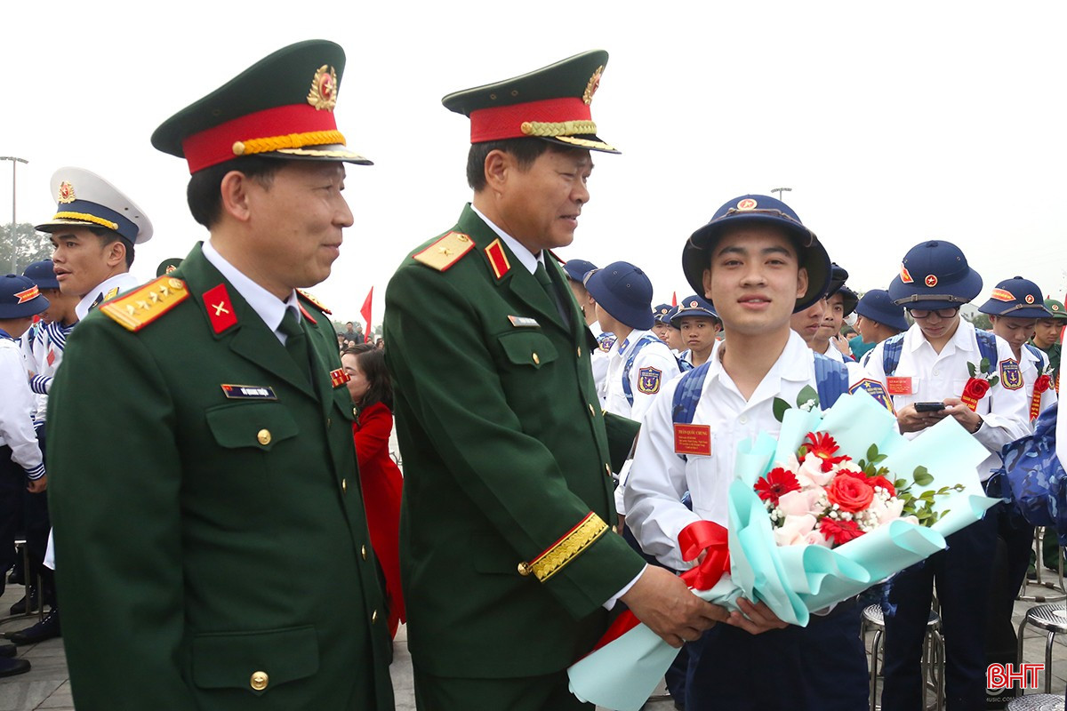 Thiếu tướng Trịnh Văn Hùng - Chủ nhiệm Chính trị Quân khu 4 và Đại tá Võ Quang Thiện - Chính ủy Bộ CHQS tỉnh động viên các tân binh trước lúc lên đường nhập ngũ