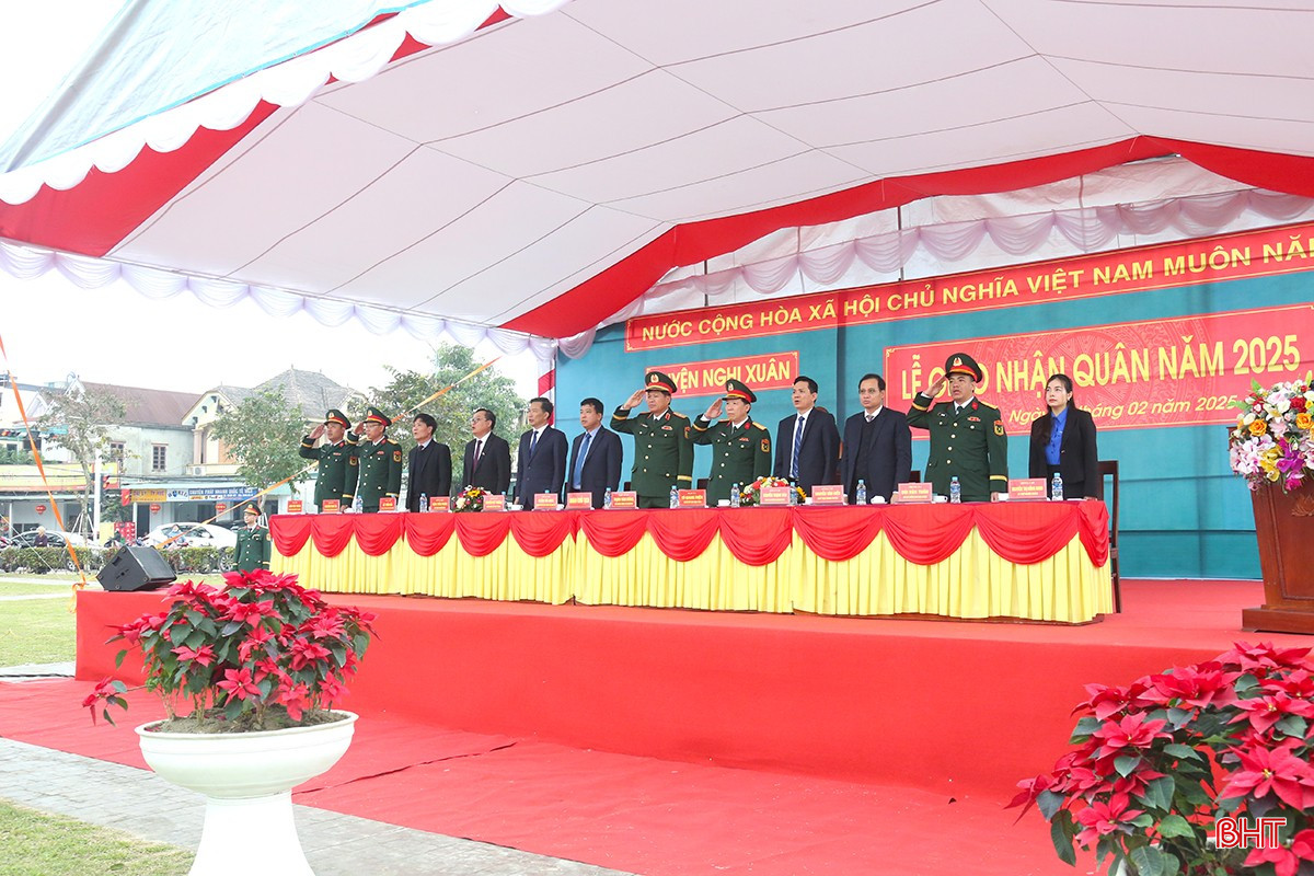 Các đại biểu thực hiện nghi lễ chào cờ.