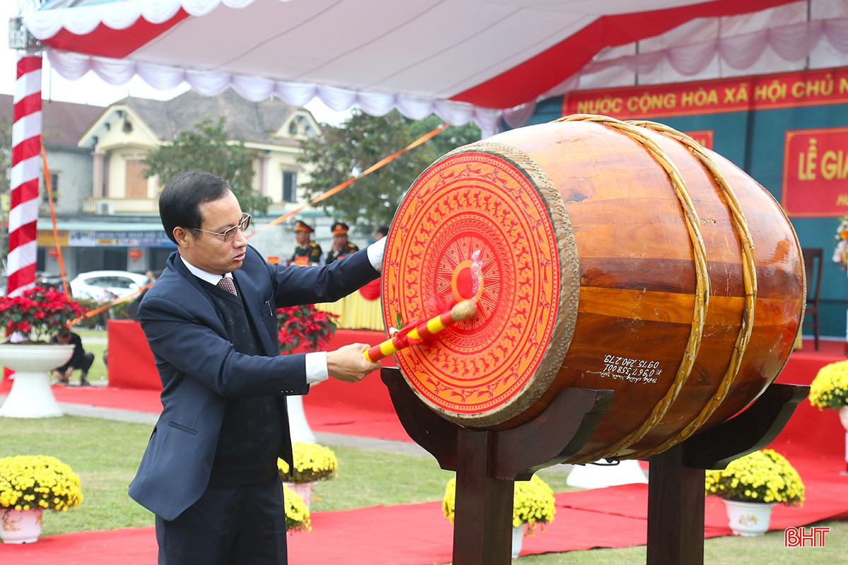 Chủ tịch UBND huyện Nguyễn Văn Hiếu đánh trống giao quân
