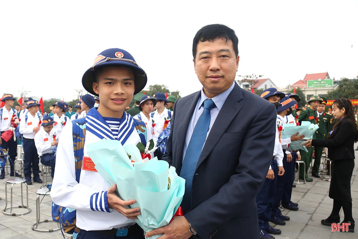 Phó Chủ tịch Thường trực HĐND tỉnh Trần Tú Anh tặng hoa động viên các tân binh.