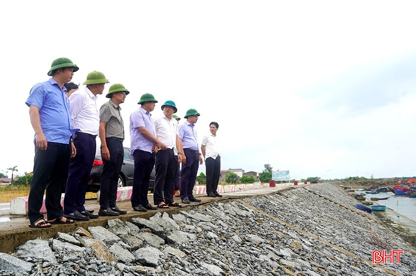 Phó Chủ tịch Thường trực HĐND tỉnh kiểm tra công tác phòng chống bão tại xã Xuân Hội