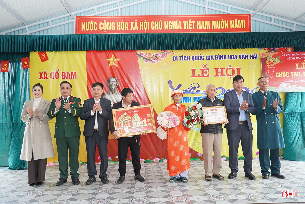 Địa phương tổ chức chúc Tết, mừng thọ 116 cụ ông, cụ bà từ 70 – 105 tuổi trong các dòng họ nhân dịp đầu xuân mới.
