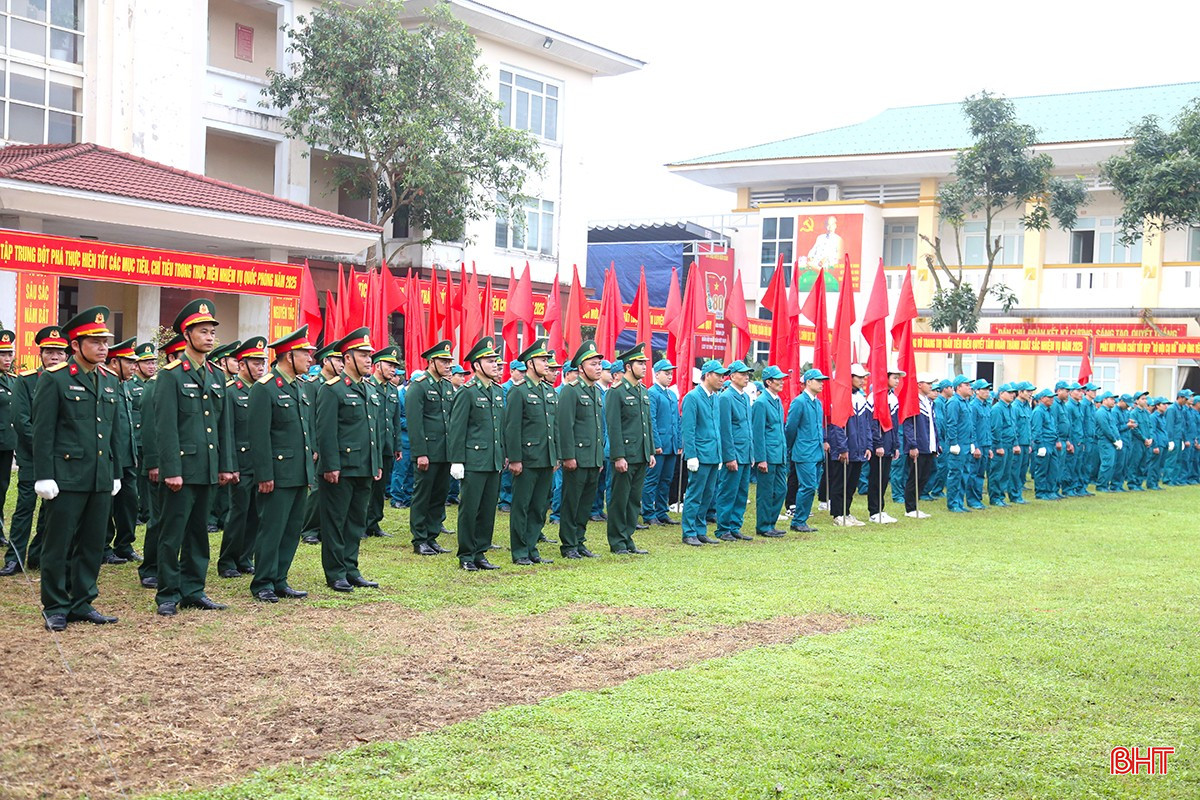 Theo đó, coi trọng huấn luyện đồng bộ chuyên sâu, lấy thực hành làm chính; sử dụng thành thạo vũ khí trang bị kỹ thuật hiện có, nhất là trang bị kỹ thuật mới, tăng cường huấn luyện đêm, huấn luyện cơ động, huấn luyện với cường độ cao trong mọi điều kiện, sát với nhiệm vụ, đối tượng, địa bàn; đồng thời xây dựng chương trình, kế hoạch huấn luyện phù hợp với điều kiện phòng, chống thiên tai...