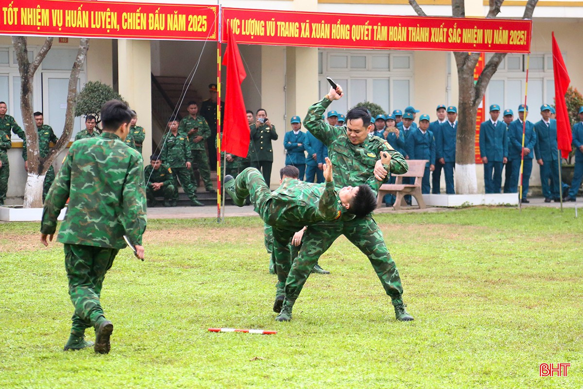 Các chiến sĩ Đồn Biên phòng Lạch Kèn biểu diễn võ thuật đối kháng.